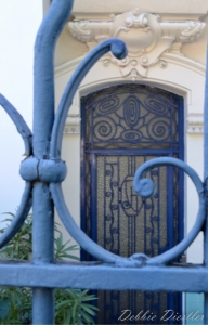 blue-fence-and-door-in-nice-12_0