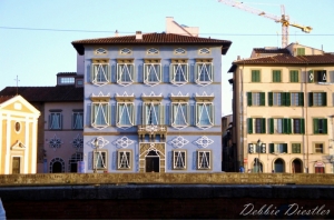 buildings-along-the-water-italy-09_0