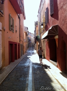 narrow-terricota-street-in-cassis-12_0