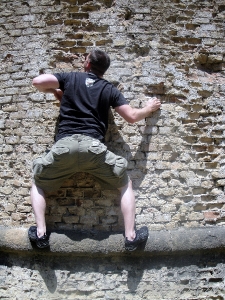 climbing-the-wall-in-san-gimignano-italy-09