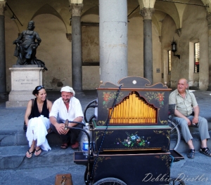 flirting-organ-grinder-lucca-italy-09