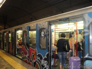 grafitti-on-the-metro-in-rome-09