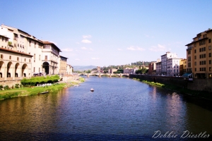 ponte-vecchio-over-the-arno-river-in-florence-italy-09