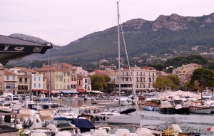 store-fronts-on-the-water-in-cassis-12